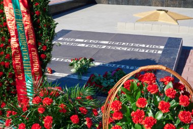 Tiraspol, Transnistria - 2 Eylül 2020: Bağımsızlığın 30. yıldönümü, şehit askerlerin anısına çiçekler, Rus metni - Başbakan Krasnoselsky 'nin derin üzüntüsüyle