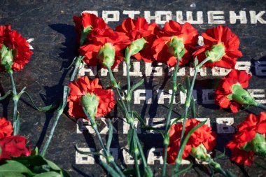 Tiraspol, Transnistria - 2 Eylül 2020: Bağımsızlığın 30. yıldönümü, şehit askerlerin anısına çiçekler, farklı isimlere sahip Rusça metin