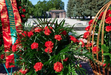 Tiraspol, Transnistria - 2 Eylül 2020: Bağımsızlığın 30. yıldönümü, şehit askerlerin anısına çiçekler, Rus metni - Başbakan Krasnoselsky 'nin derin üzüntüsüyle