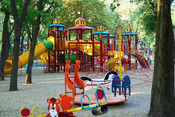 Sabahın erken saatlerinde çocuk parkında, çeşitli salıncaklar ve atlıkarıncalarda