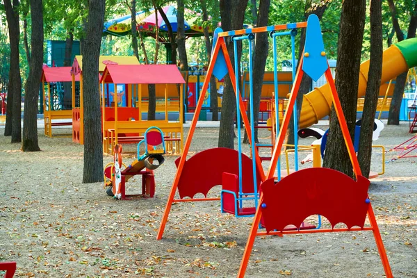 Kinderspielplatz Stadtpark Frühen Morgen Verschiedene Schaukeln Und Karussells — Stockfoto