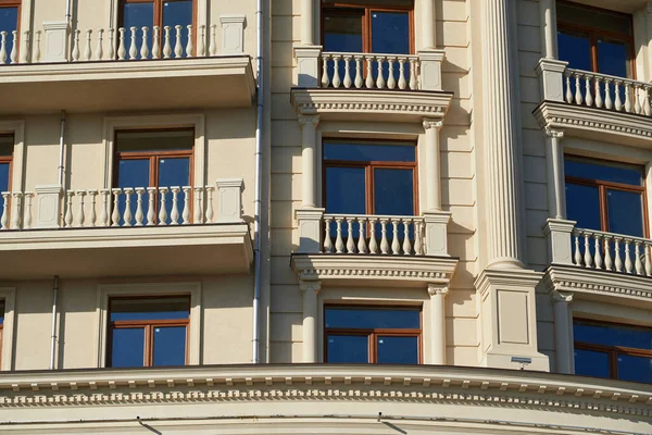 Facciata Del Nuovo Edificio Come Sfondo Esterno Stile Retrò — Foto Stock