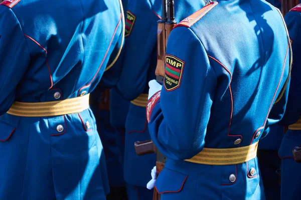 在一个城市举行阅兵式 身着全套服装的士兵排成阅兵式 俄文版关于雪佛龙的文字 德涅斯特河左岸的武装部队 — 图库照片