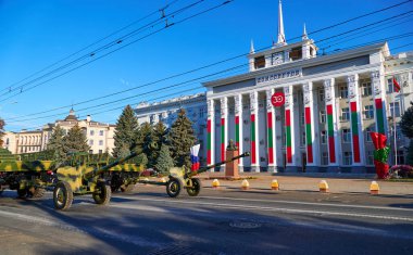 Tiraspol, Transnistria - 2 Eylül 2020: Bağımsızlığın 30. yıldönümüne adanmış askeri geçit töreni, askeri teçhizat ve silah siparişi, Rusça yazı - Sovyetlerin evi
