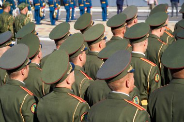 Tiraspol, Transnistria - 2 Eylül 2020: Bağımsızlığın 30. yıldönümüne adanmış askeri geçit töreni, üniformalı askerler, Transnistria 'nın silahlı kuvvetleri hakkında Rus metni