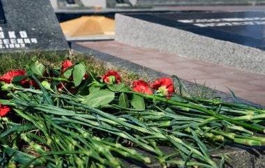 Tiraspol, Transnistria - 2 Eylül 2020: Bağımsızlığın 30. yıldönümü, şehit askerlerin anısına çiçekler