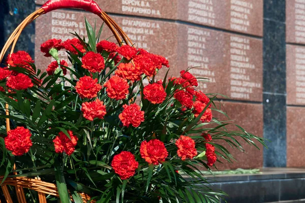 Tiraspol, Transnistria - 2 Eylül 2020: Bağımsızlığın 30. yıldönümü, şehit askerlerin anısına çiçekler, farklı isimlere sahip Rusça metin