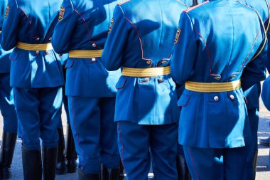 Tiraspol, Transnistria - 2 Eylül 2020: bir şehirde askeri geçit töreni, üniformalı askerler tören düzeninde.
