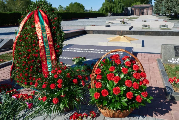 Tiraspol, Transnistria - 2 Eylül 2020: Bağımsızlığın 30. yıldönümü, şehit askerlerin anısına çiçekler, Rus metni - Başbakan Krasnoselsky 'nin derin üzüntüsüyle