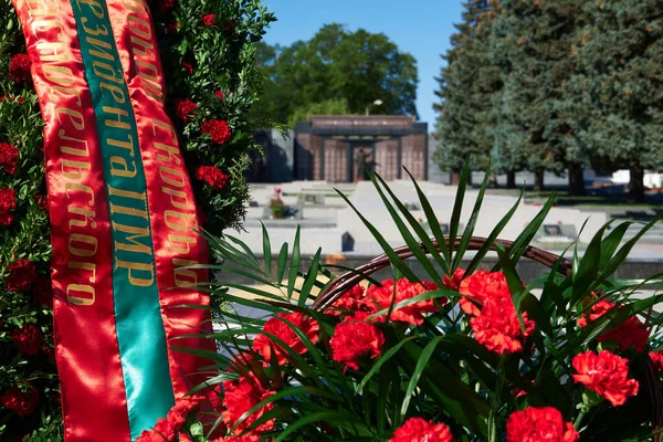 Tiraspol Transnistria 2020年9月2日 独立30周年 兵士の陥落を記念した花 ロシア語のテキスト Pmr Krasnoselsky大統領からの深い悲しみ — ストック写真