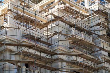 Arkaplan olarak iskele ve yeni bina