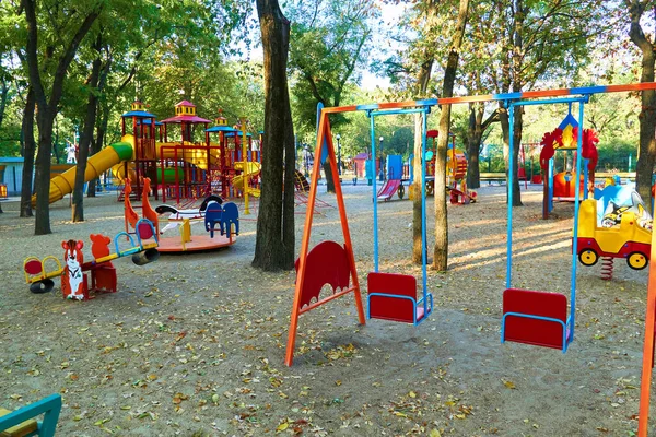 Kinderspielplatz Stadtpark Frühen Morgen Verschiedene Schaukeln Und Karussells — Stockfoto