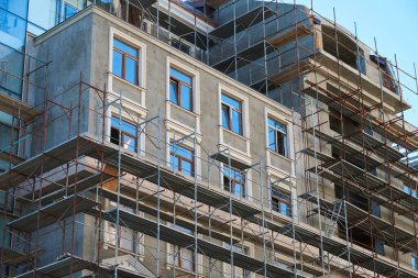 Arkaplan olarak iskele ve yeni bina