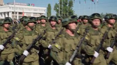 Tiraspol, Transnistria - 2 Eylül 2020: Bağımsızlığın 30. yıldönümüne adanmış askeri geçit töreni, asker, askeri teçhizat, tank, silah ve diğer silahları sokaklara dağıttı