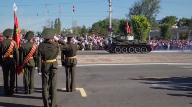 Tiraspol, Transnistria - 2 Eylül 2020: Bağımsızlığın 30. yıldönümüne adanmış askeri geçit töreni, asker, askeri teçhizat, tank, silah ve diğer silahları sokaklara dağıttı