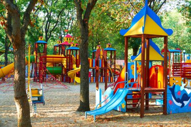 Sabahın erken saatlerinde çocuk parkında, çeşitli salıncaklar ve atlıkarıncalarda
