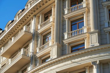 Yeni binanın ön cephesi arka plan, eski tarz dış görünüş olarak