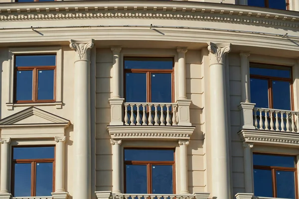 Facciata Del Nuovo Edificio Come Sfondo Esterno Stile Retrò — Foto Stock