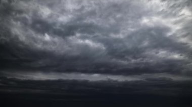 Karanlık, dramatik bir gökyüzünün zaman kayması