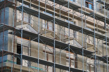 Arkaplan olarak iskele ve yeni bina