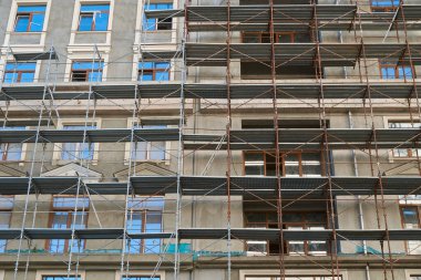 Arkaplan olarak iskele ve yeni bina