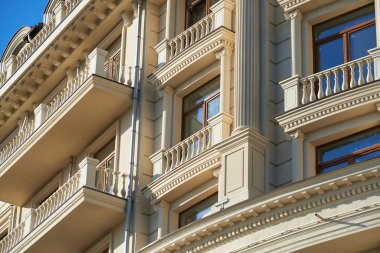 Yeni binanın ön cephesi arka plan, eski tarz dış görünüş olarak