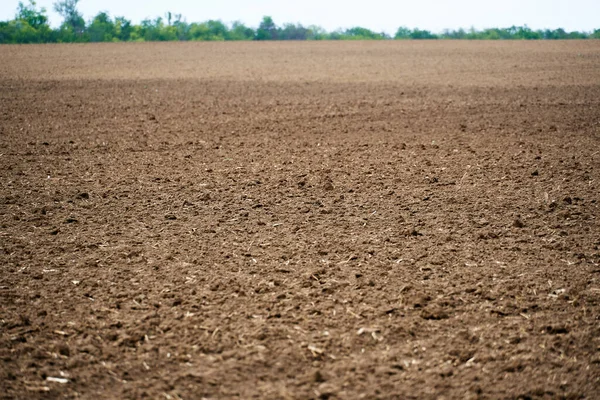 Zaorane Pole Błękitne Niebo Gleba Chmury Słonecznego Dnia Koncepcja Rolnictwa — Zdjęcie stockowe