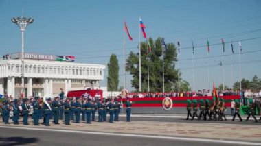 Tiraspol, Transnistria - 2 Eylül 2020: Bağımsızlığın 30. yıldönümüne adanmış askeri geçit töreni, asker, askeri teçhizat, tank, silah ve diğer silahları sokaklara dağıttı