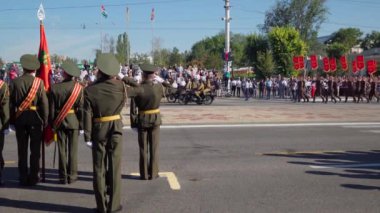 Tiraspol, Transnistria - 2 Eylül 2020: Bağımsızlığın 30. yıldönümüne adanmış askeri geçit töreni, asker, askeri teçhizat, tank, silah ve diğer silahları sokaklara dağıttı
