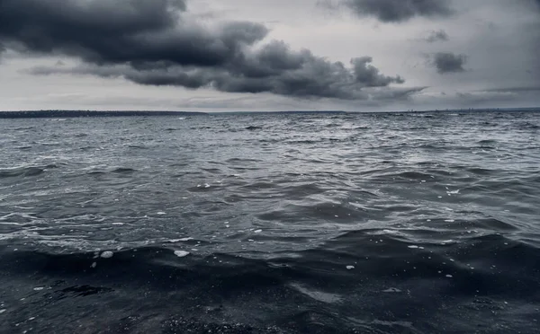 Kara Fırtınalı Deniz Dramatik Bulutlar Kasvetli Doğa — Stok fotoğraf