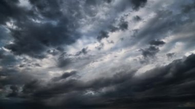 Karanlık, dramatik bir gökyüzünün zaman kayması