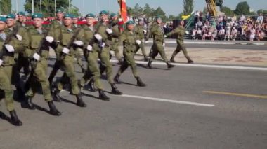 Tiraspol, Transnistria - 2 Eylül 2020: Bağımsızlığın 30. yıldönümüne adanmış askeri geçit töreni, asker, askeri teçhizat, tank, silah ve diğer silahları sokaklara dağıttı