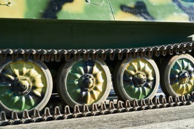 Tank şasesine, raylara ve silindirlere yakın çekim