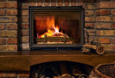 şömine ve yakın görüntüyü nesne ya da arkaplan olarak ateşle, tuğla duvar