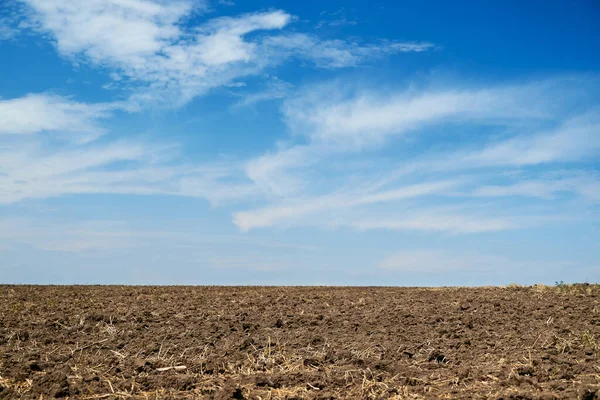 Plöjda Fält Och Blå Himmel Jord Och Moln Ljus Solig — Stockfoto