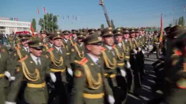 Tiraspol, Transnistria, Moldova - 2 Eylül 2020: Bağımsızlığın 30. yıldönümüne adanmış askeri geçit, askerler, askeri teçhizat, tanklar, silahlar ve sokaktaki diğer silahlar