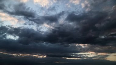 Karanlık, dramatik bir gökyüzünün zaman kayması