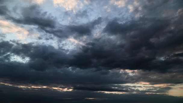 폭풍이 칠흑같은 하늘에서의 시간의 — 비디오