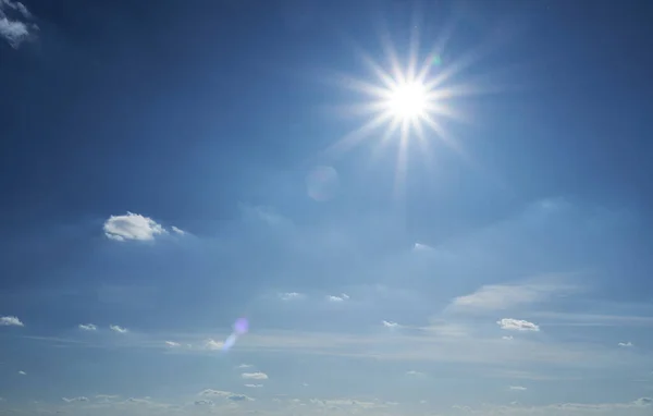 Lucht Zon Wolken Als Achtergrond Gedurende Dag Helder Mooi — Stockfoto