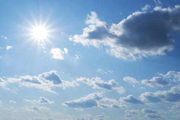Niebo Słońce Chmury Jako Tło Ciągu Dnia Jasne Piękne — Zdjęcie stockowe