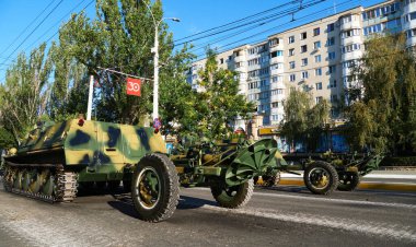 Tiraspol, Transnistria - 2 Eylül 2020: Bağımsızlığın 30. yıldönümüne adanmış askeri geçit töreni, askeri teçhizat ve silah siparişi, Rusça yazı - Sovyetlerin evi