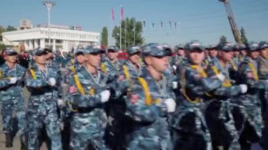Tiraspol, Transnistria - 2 Eylül 2020: Bağımsızlığın 30. yıldönümüne adanmış askeri geçit töreni, asker, askeri teçhizat, tank, silah ve diğer silahları sokaklara dağıttı