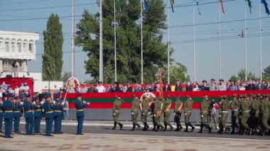 Tiraspol, Transnistria - 2 Eylül 2020: Bağımsızlığın 30. yıldönümüne adanmış askeri geçit töreni, asker, askeri teçhizat, tank, silah ve diğer silahları sokaklara dağıttı