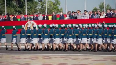 Tiraspol, Transnistria - 2 Eylül 2020: Bağımsızlığın 30. yıldönümüne adanmış askeri geçit töreni, asker, askeri teçhizat, tank, silah ve diğer silahları sokaklara dağıttı
