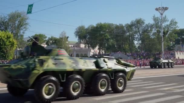 蒂拉斯波尔 德涅斯特河左岸 2020年9月2日 纪念独立30周年的阅兵式 命令街上的士兵 军事装备 枪支和其他武器 — 图库视频影像