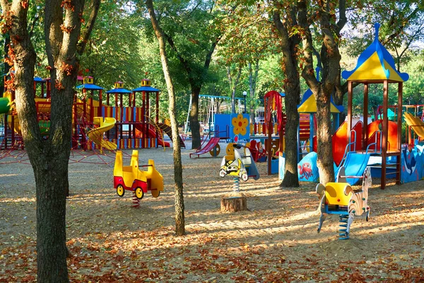 Kinderspielplatz Stadtpark Frühen Morgen Verschiedene Schaukeln Und Karussells — Stockfoto