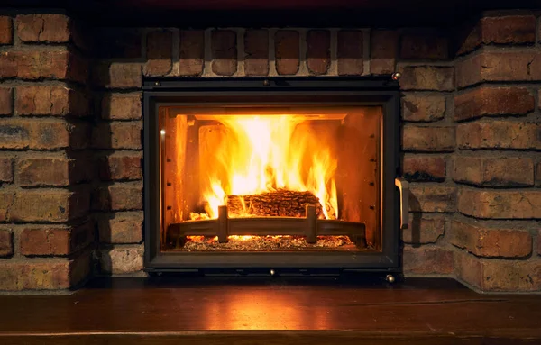 şömine ve yakın görüntüyü nesne ya da arkaplan olarak ateşle, tuğla duvar