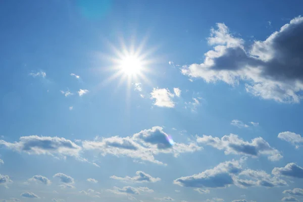 Cielo Sole Nuvole Come Sfondo Durante Giorno Luminoso Bello — Foto Stock