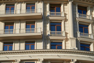 Yeni binanın ön cephesi arka plan, eski tarz dış görünüş olarak