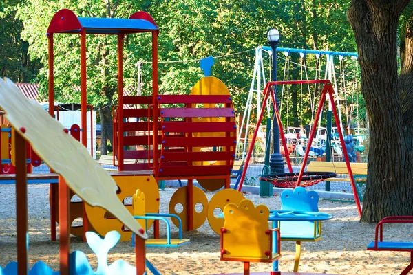 Parco Giochi Bambini Parco Cittadino Mattina Presto Varie Altalene Giostre — Foto Stock